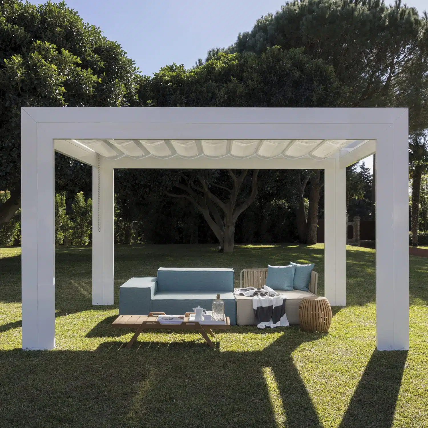 Une pergola autoportée dans un jardin