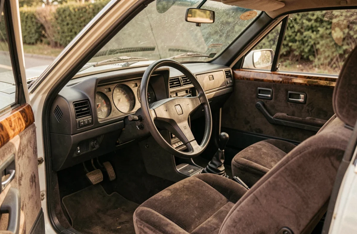 Intérieur authentique de la Renault 30 TX restaurée, tableau de bord analogique, sellerie velours marron et garnitures bois